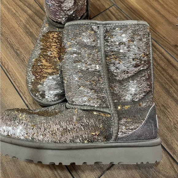LN UGG Boots Reversible Gold Silver Sequin Classic Short Sparkle Size 7 - Picture 3 of 8